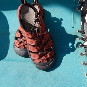 WMNS KEEN WTRPROOF LEATHER SANDALS, SZ 8 RED/BRN